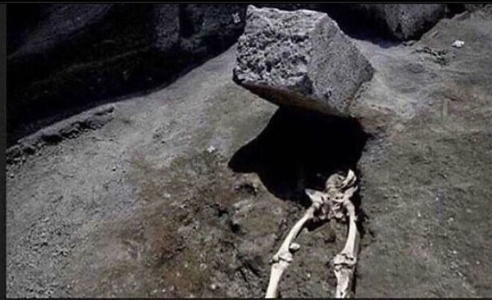 Еще один скелет найден в Помпеях. Этот человек убегал от извержения, когда 300-килограммовый булыжник прилетел ему прямо в голову
