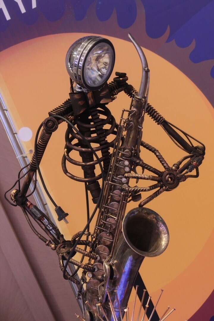 Саксофонист из металла