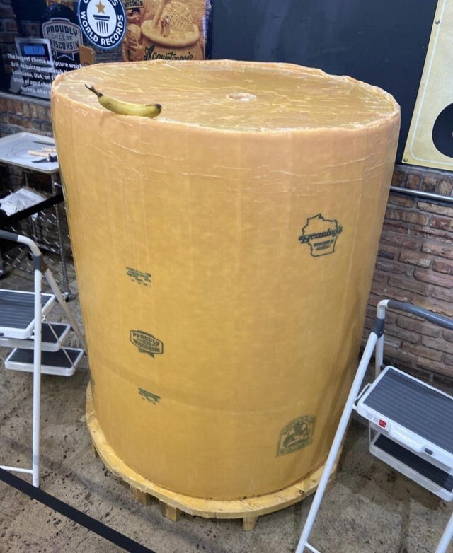 Сыр чеддер почти в 2000 кг