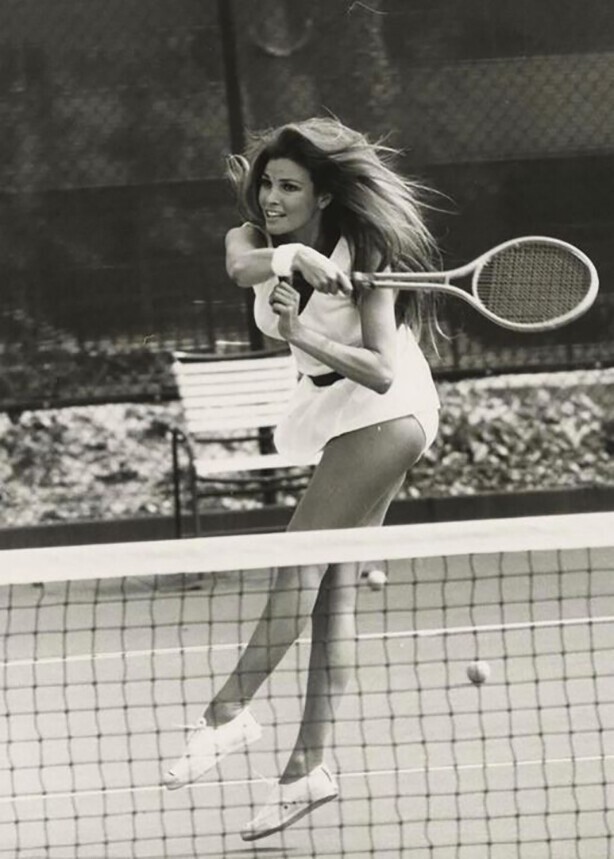 Ракель Уэлч играет в теннис, 1971 год. Фотографировал Терри О'Нилл