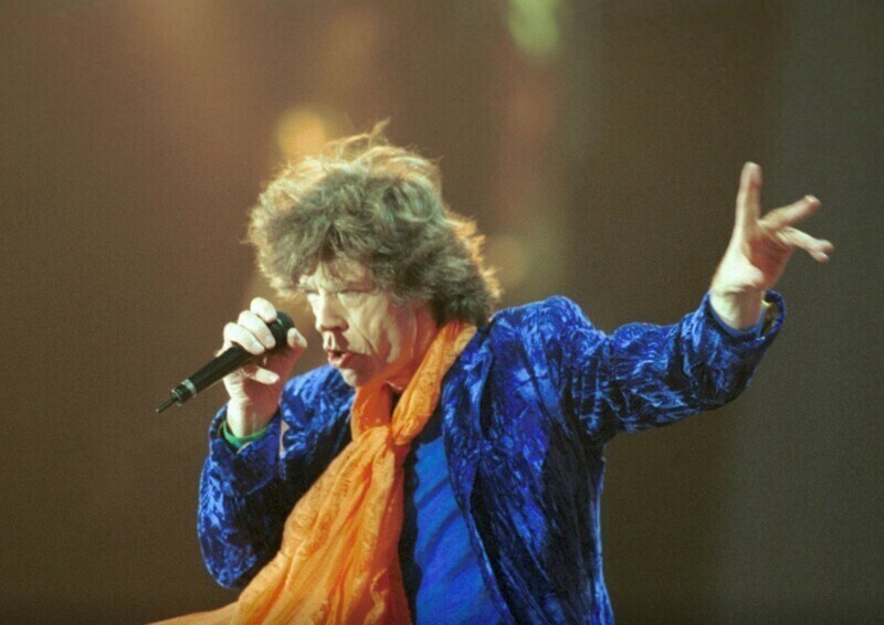 Лидер группы Rolling Stones Мик Джаггер на концерте в Лужниках. 11 августа 1998 года