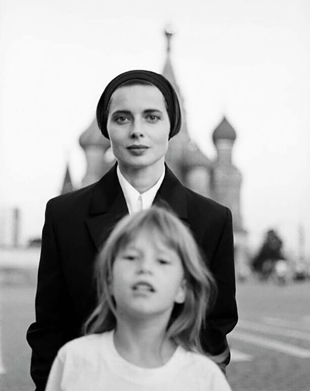 Изабелла Росселлини с дочерью Элеттрой Видеманн-Росселлини. Москва, 1990 год