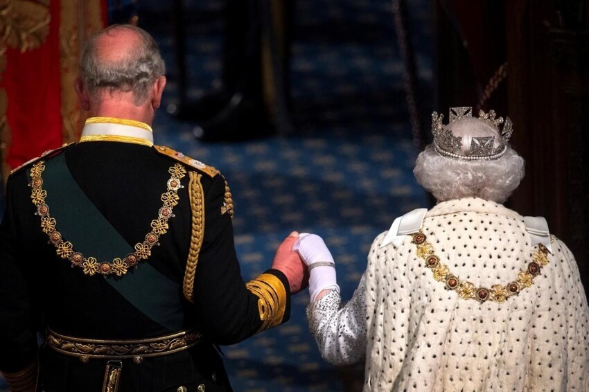 Кровь, лак для королевы и весы у входа в дворец: "причуды" британской короны