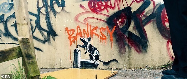 Актер Кристофер Уокен закрасил граффити Бэнкси