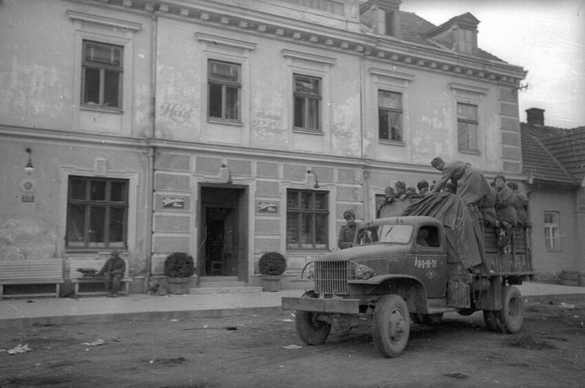 Ну а самой массовой полуторкой так и осталась "полуторка". 66,3 тысячи за годы войны