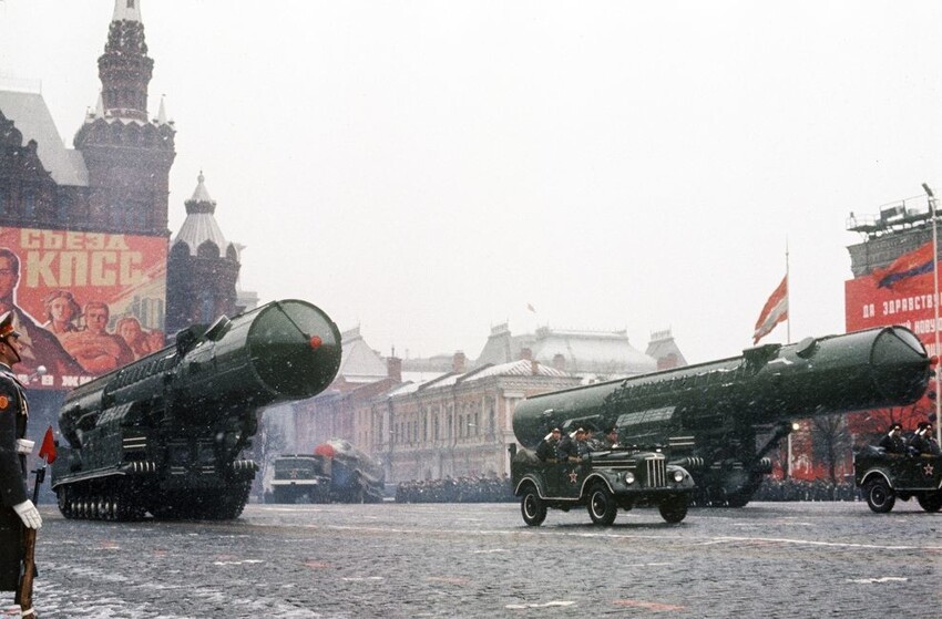 Крупногабаритные советские изделия на параде 7 ноября 1971: