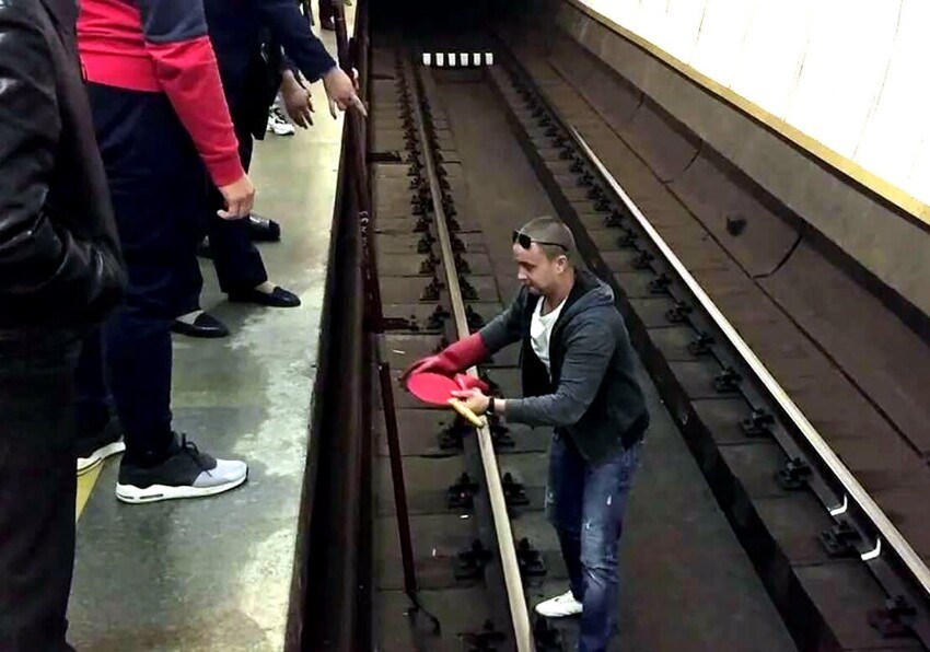 Как себя вести в случае падения с платформы на рельсы в метро