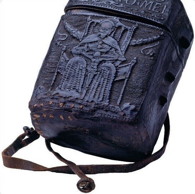 16. Книжный ранец из средневековой Италии. Выглядит как рюкзак ребенка, фанатеющего от хеви-метала
