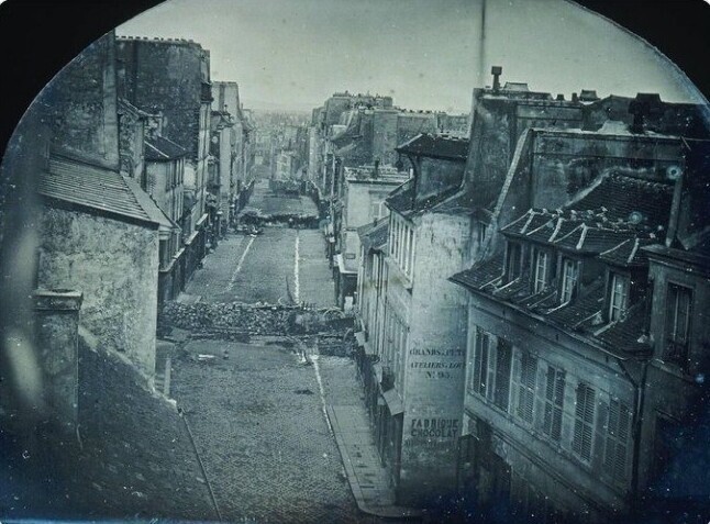 27. Одна из самых ранних фотографий в истории - баррикады на улицах Парижа во время французской революции 1848 года