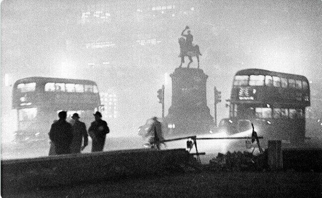 19. Во время Великого лондонского смога 1952 года незрячие люди помогали зрячим добраться до дома