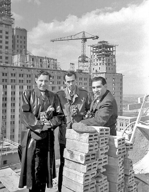 Фотографы эпохи Слева Фридлянд, в центре Умнов, справа Халип. Вот они втроем на стройке МГУ 1949—1953 гг. За фото спасибо В.Смирнову.