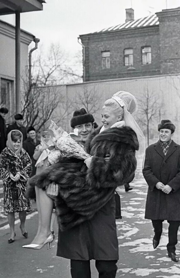 Тили-тили тесто жених и невеста... Футболист Альберт Шестернев и фигуристка Татьяна Жук. Свадьба. 1964 год