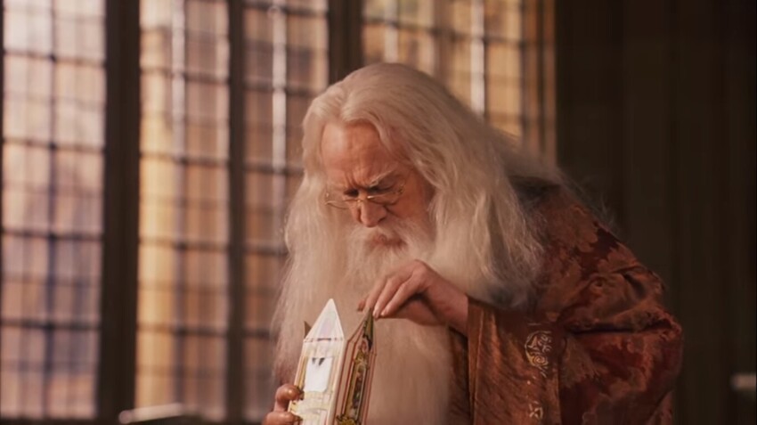 В самом конце фильма Дамблдор попробовал конфетку. Какой вкус попался директору школы?