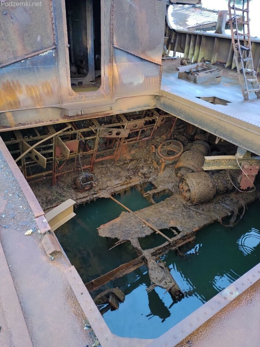 Заброшенная плавучая база для подводных лодок ПБ-24. Последняя в России