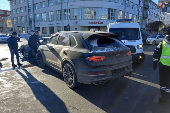Дорогое ДТП: в Екатеринбурге столкнулись Bentley и ВАЗ