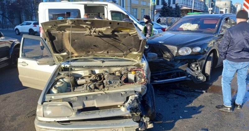 Дорогое ДТП: в Екатеринбурге столкнулись Bentley и ВАЗ