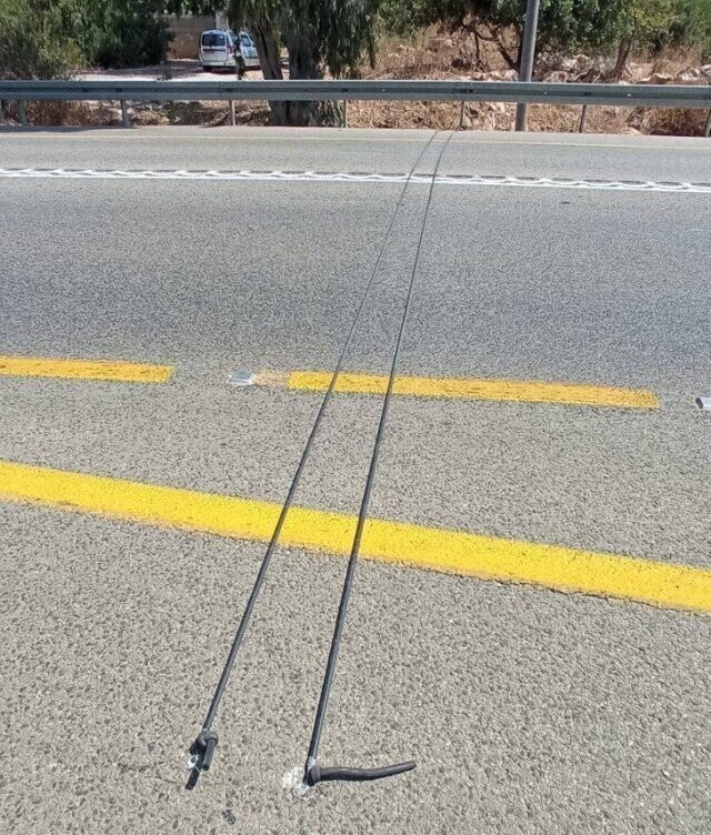 16. Два прочных резиновых провода через дорогу, увидено в Израиле. Для чего они?