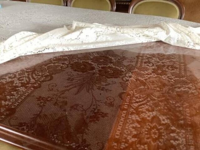 Рисунок скатерти четко отпечатался на поверхности стола... с помощью осевшей пыли
