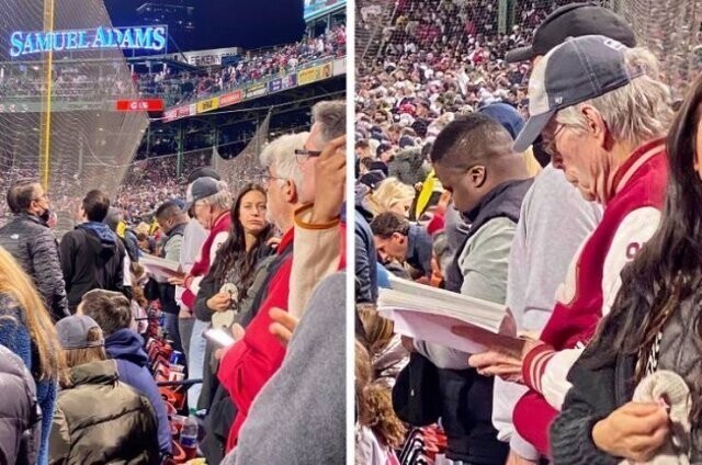 Стивен Кинг читает книгу во время бейсбольного матча с участием команды Red Soх