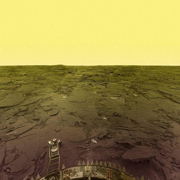Одно из самых четких изображений поверхности Венеры, сделанное космическим зондом "Венера 13". В ядовитой венерианской атмосфере он сумел проработать только 127 минут