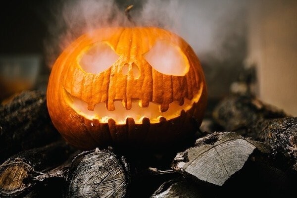 12. Один город в Шотландии празднует Хэллоуин в последнюю пятницу октября, а не 31-го числа, чтобы на следующий день большинству не пришлось идти на работу или учебу.
