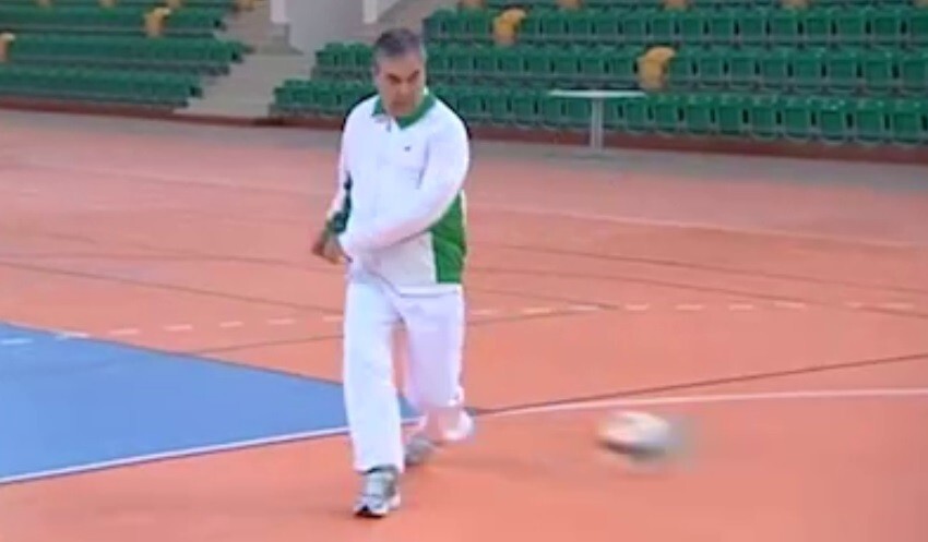 Игра в одни ворота: глава Туркмении покатал мячик с подчинёнными и ожидаемо победил