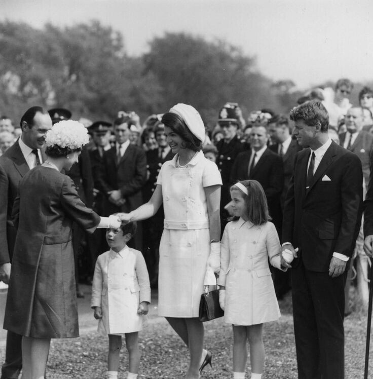 Джон Ф.Кеннеди-младший, Жаклин Кеннеди, Кэролайн Кеннеди и Роберт Кеннеди встречаются с английской королевой на церемонии открытия памятника Джону Ф.Кеннеди в Раннимиде, Англия, 1965 год