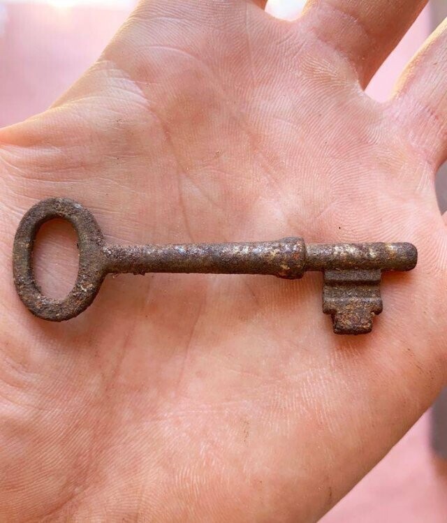 "Нашему дому около 100 лет. Нашел этот ключ во время ремонта"