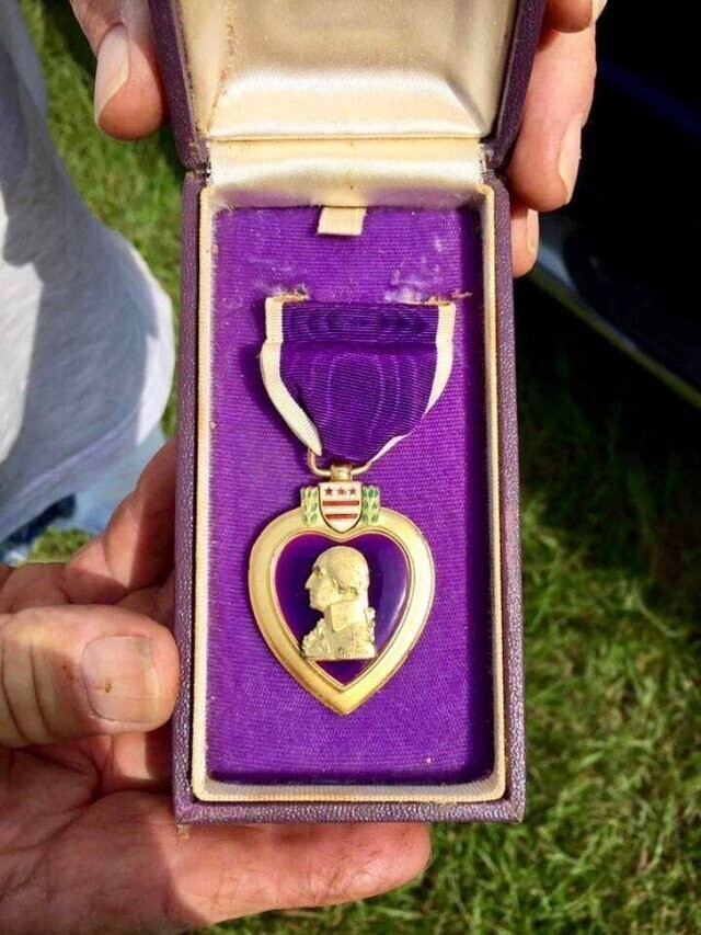 "Во время ремонта дома мы с дедушкой нашли Пурпурное сердце - военную медаль США"