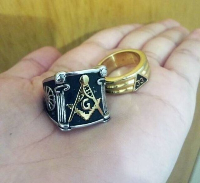 "Нашел эти интересные кольца под лестницей в доме моего дедушки"