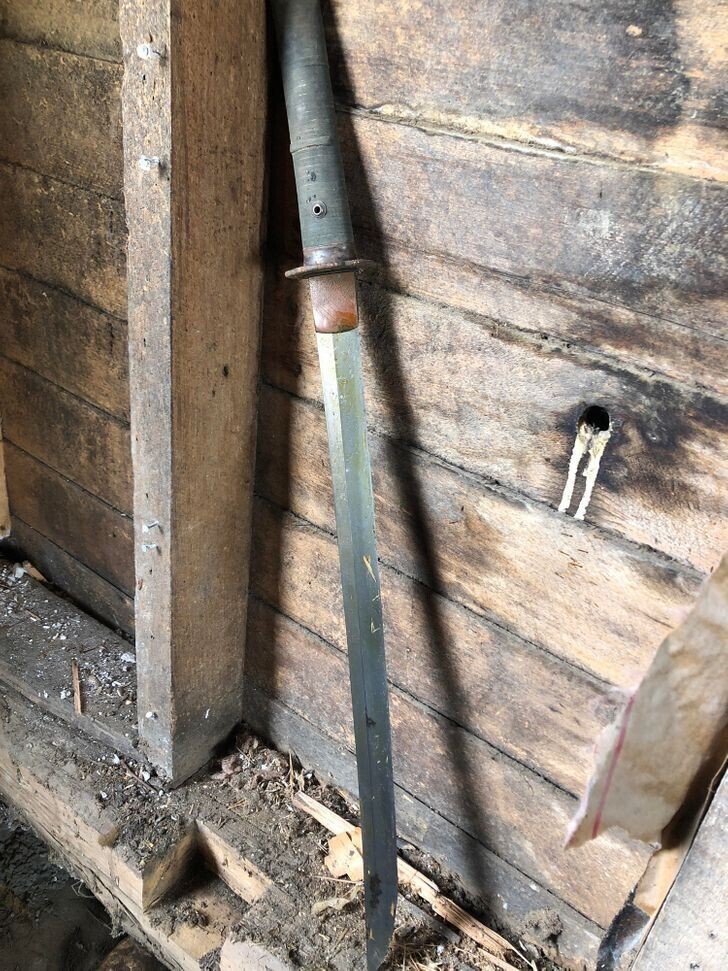 "Ремонтировали 100-летний дом, и неожиданно нашли, кажется, меч самурая. Он по-прежнему очень острый и тяжелый"