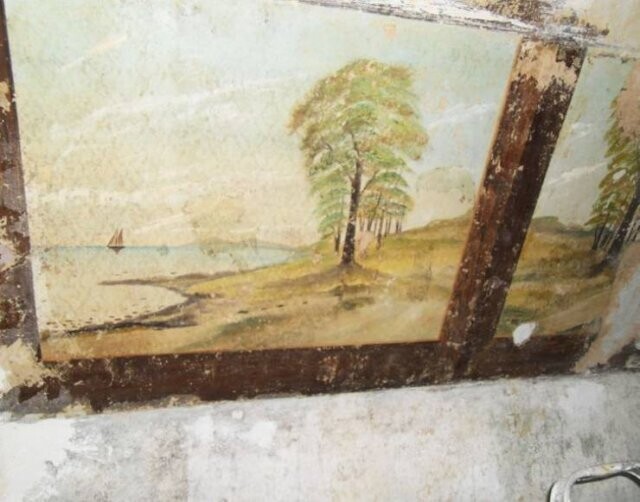 "Мой 84-летний отец ремонтирует свой дом. Он нашел эти картины на стенах - они датируются 1912 годом"