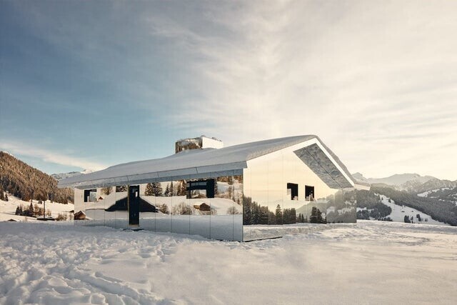 Мираж в Гштааде, Швейцария Дуга Айкена: Зеркальный дом в стиле ранчо, который, кажется, исчезает в пейзаже