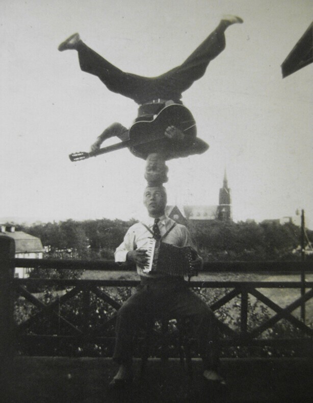 Музыканты-акробаты, 1926 год