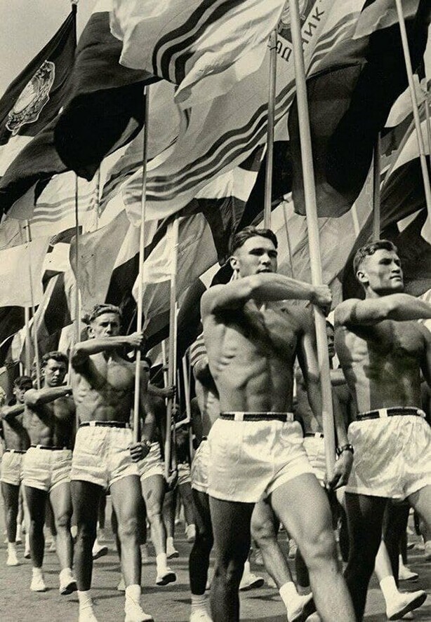 Фотограф Лев Бородулин на параде советских учителей физкультуры в Москве, 1956 год