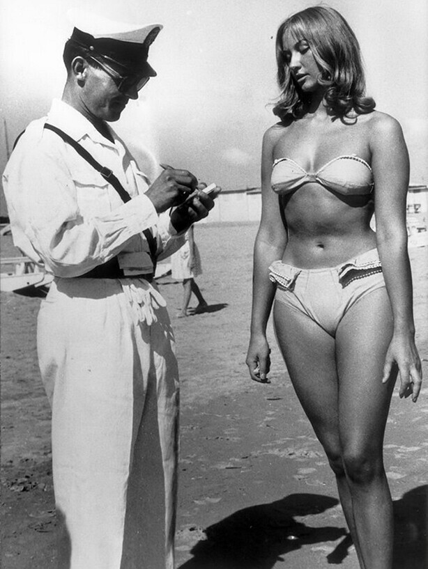 Офицер полиции выписывает женщине штраф за бикини. Пляж в Римини, Италия, 1957 год