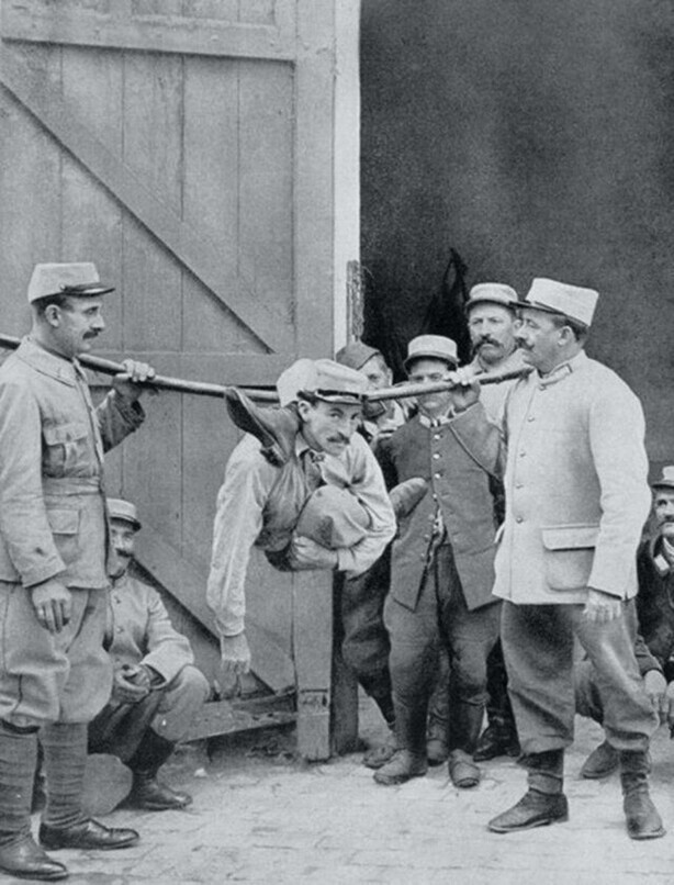 Человек-змея отвлекает других солдат на фронте (Франция, Первая мировая война, 1915)