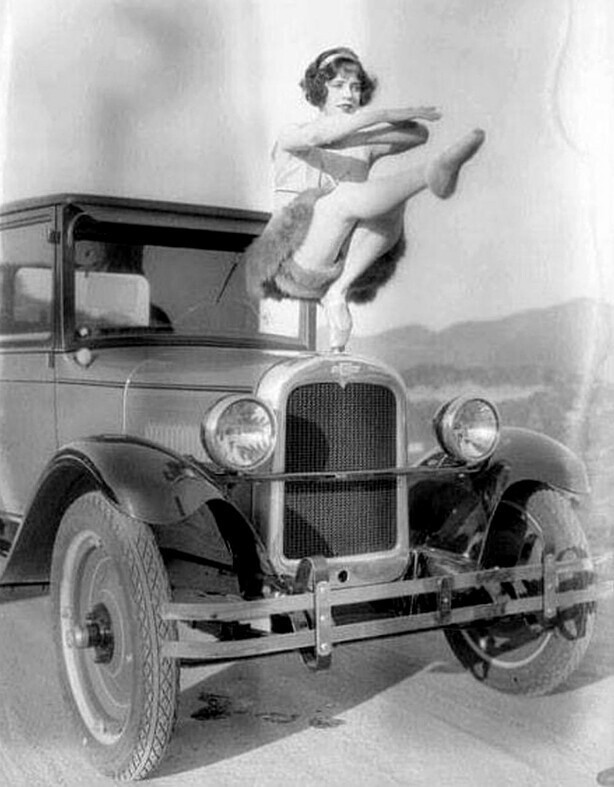 Чудеса эквилибристики. Танцовщица балансирует на радиаторе Chevrolet, 1927 год