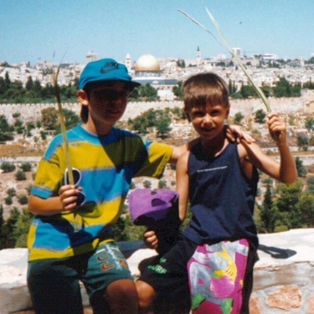 Родион Газманов и Кирилл Толмацкий («Децл») на отдыхе за границей, начало 1990-х