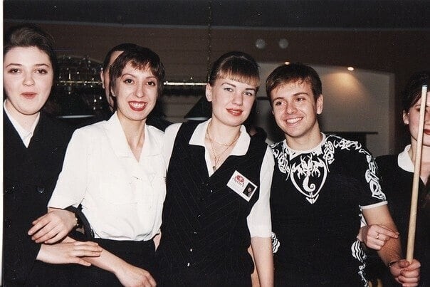 Андрей Губин с сотрудницами бильярдной, Россия, 1990 е годы