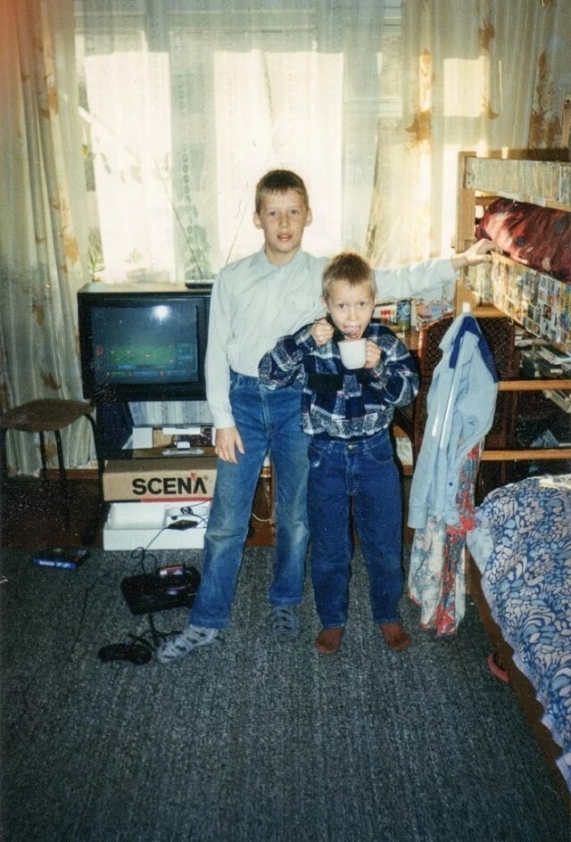 Парни сделали перерыв во время игры на приставке « Sega»  На экране игра Jungle Strike, слева лежит картридж RoboCop versus The Terminator . Владивосток, 1996 год