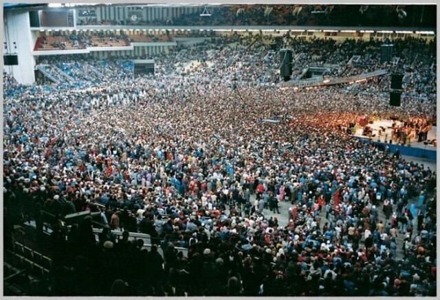 Люди пришли послушать американского проповедника Билли Грэма. Москва, С/к «Олимпийский», 1992 год
