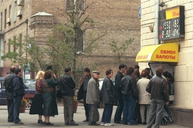 Люди стоят в очереди в обменник, Москва, 1998 год