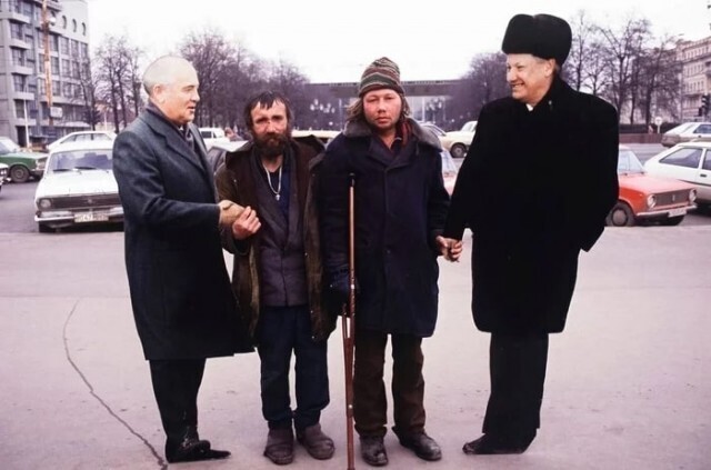 Бездомные с картонными президентами, Москва, 1990-е