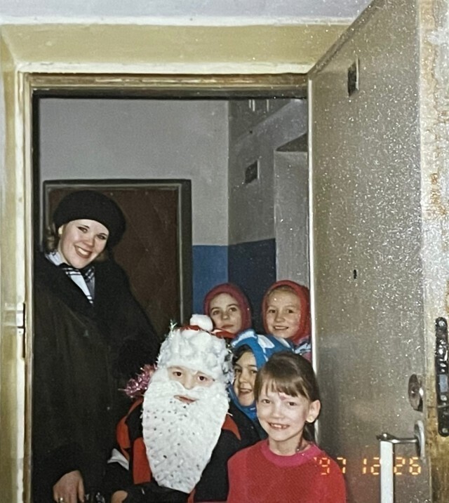 Хорошая учительница и Новый год  Дети заболели ветрянкой, те кто не болел из класса ходили вместе с учителем и поздравляли всех с Новым годом, Россия,1997 год