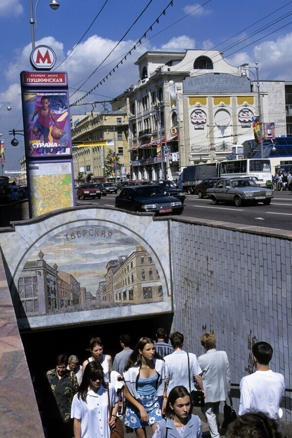 Пушкинская площадь, вход у станции метро Тверская, Москва, 1998 год