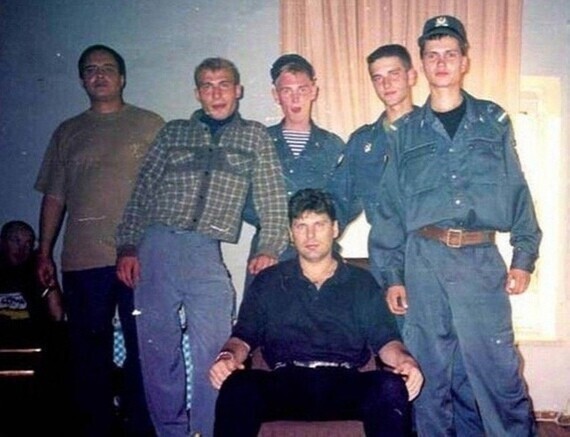 Лидер группы «Сектор Газа» Юрий Хой со своими фанатами, 1990-е годы