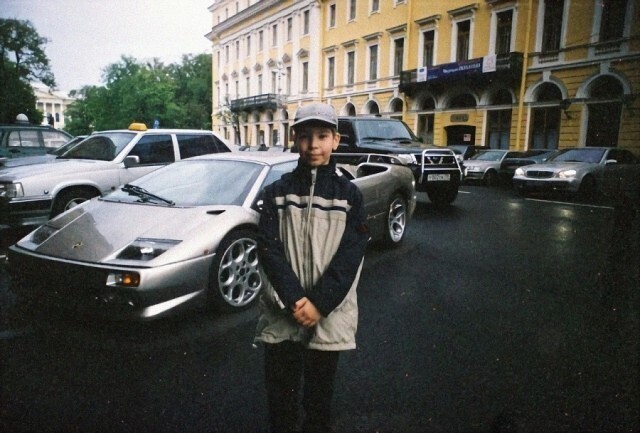«Сфоткай типа моя!» Парень на фоне Lamborghini Diablo, Санкт-Петербург, 2001 год