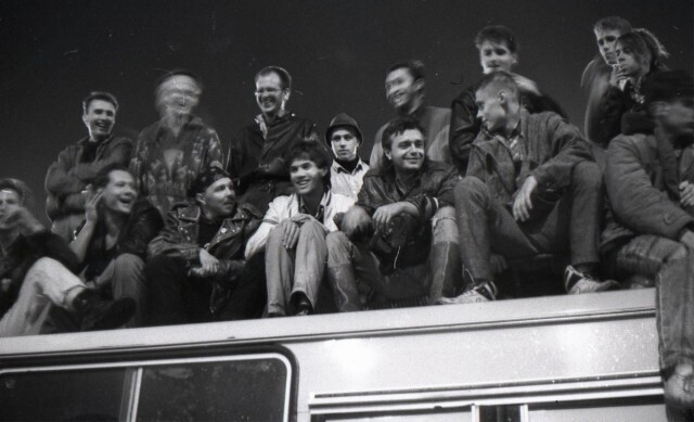 Константин Кинчев, Гарик Сукачев и др. на крыше троллейбуса, перегораживающего Новый Арбат у Белого дома, 21 августа 1991 год