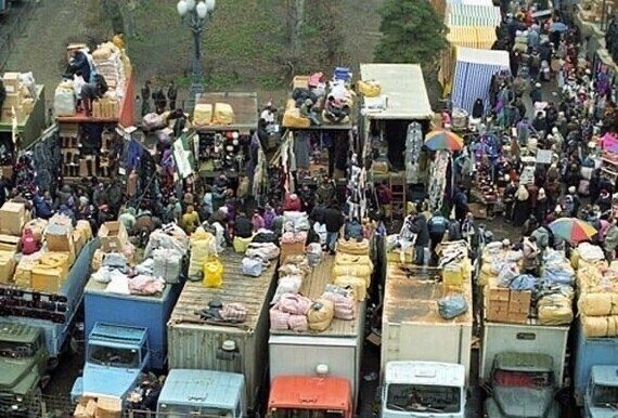 Вещевой рынок «Лужники» «Лужа»  Двухъярусная торговля — с грузовиков, на крыше складывались вещи, 1996 год